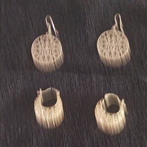 Elegant Gold Tone Textured Fashion Earrings